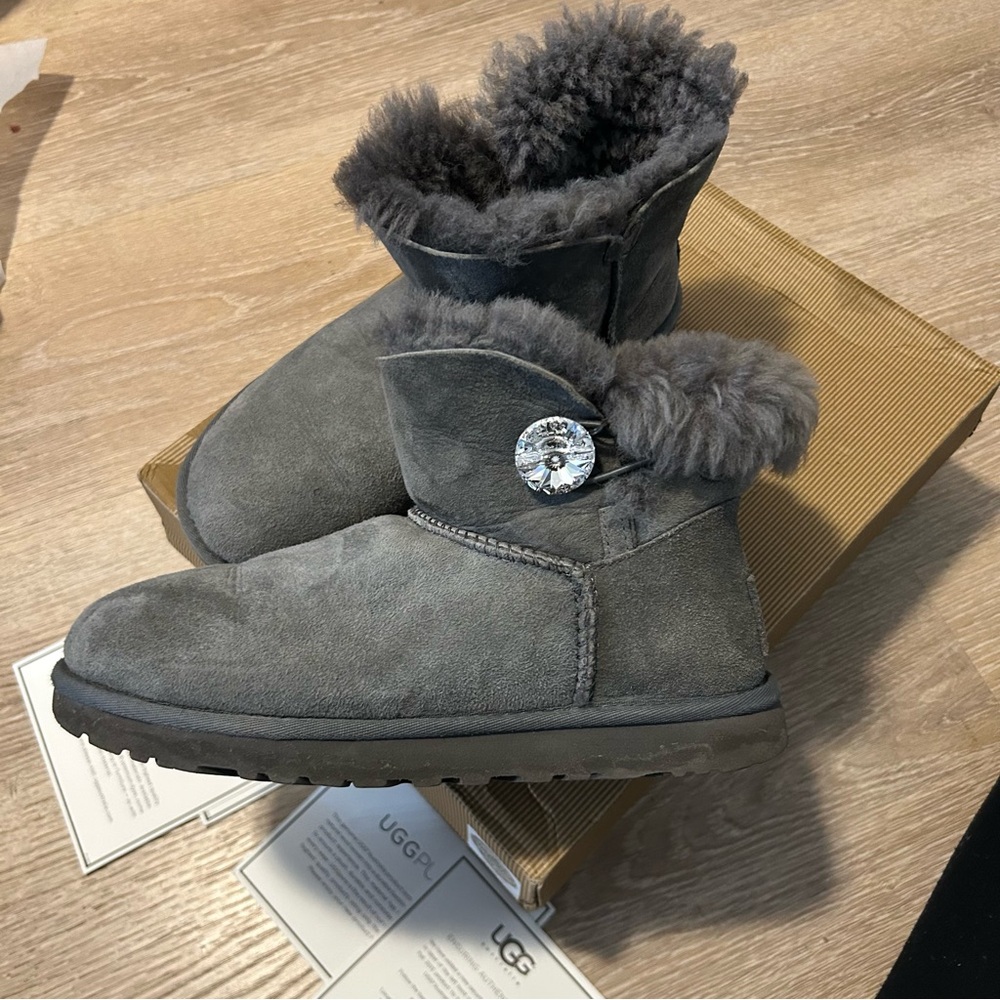 UGG Swarovski crystal Mini Bailey Button Bling boots Grey Size 7 W/Box